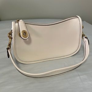 Coach Swinger Bag in Chalk